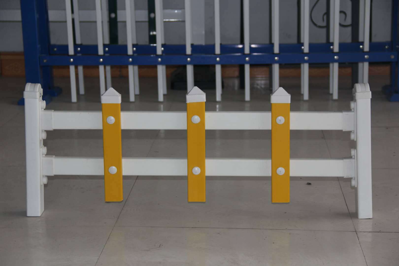 PVC塑鋼草坪護欄 市政綠化、社區園藝與校園環境的守護者